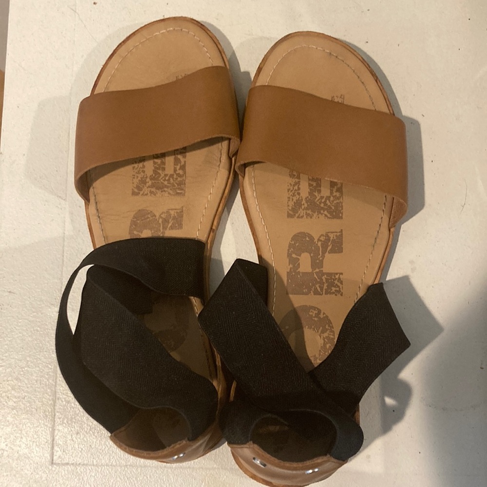 Sorel women’s leather Criss cross camel black flats sandals size 8